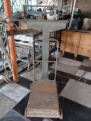 balança antiga filizola grande madeira e ferro fundido