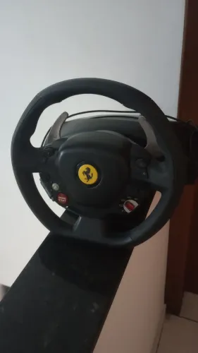 Vendo controle volante com borboletas e pedais de acelerador e freio