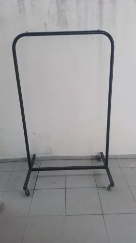 Arara de roupas de ferro