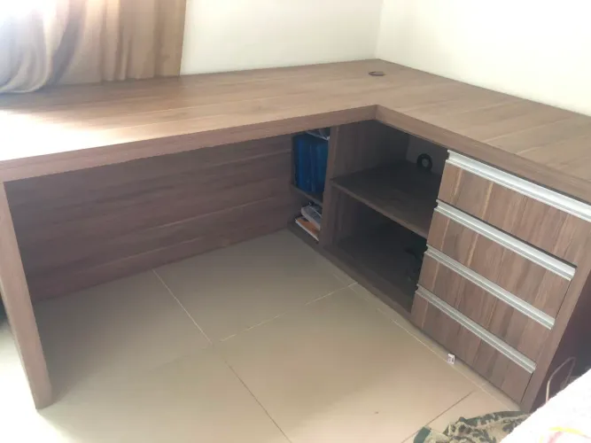 Mesa em formato de L, perfeito pra escritório e setup gamer