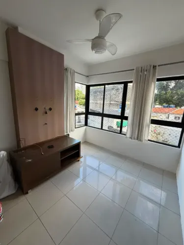 Apartamento para alugar com 2 quartos sendo 1 suíte, no Espinheiro.