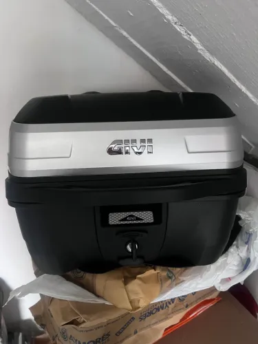 Baú Givi em estado de novo!