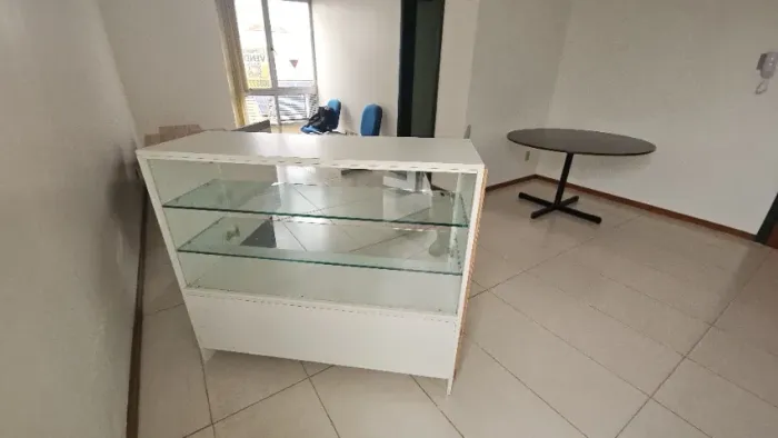 Armário de Vitrine e Prateleiras de Vidro - Excelente Estado