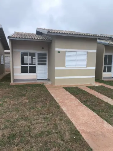 CASA NOVA TÉRREA, PADRÃO CONSTRUTORA, COND. VILLAGGIO CAMELIAS, REGIÃO PEDRA 90, S/ MURO