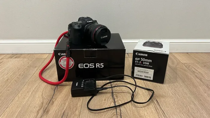 Canon R5 com caixa e adaptador EF