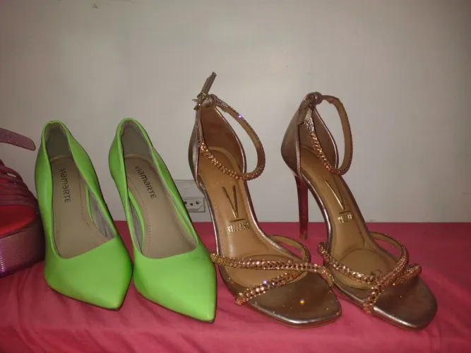 Vendo 5 pares de sapatos em perfeito estado, número 35, por 200,00