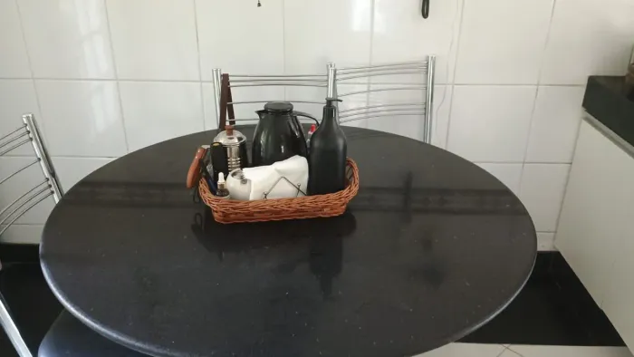 Mesa e pe em granito Petro de excelente acabamento e requinte. Acompanham 4 cadeiras.
