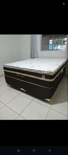 Cama Queen. Com pillon top