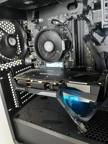 Placa de Vídeo RX 7600 GAMING OC 8G AMD Radeon Gigabyte