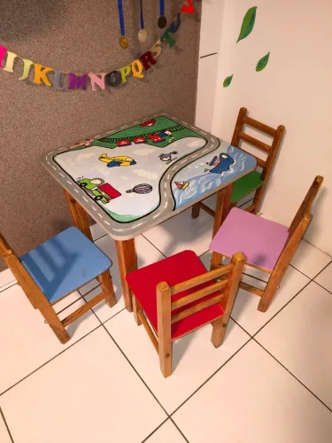Mesa infantil decorada com 4 cadeiras