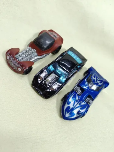 3 carrinhos Hotwheels.