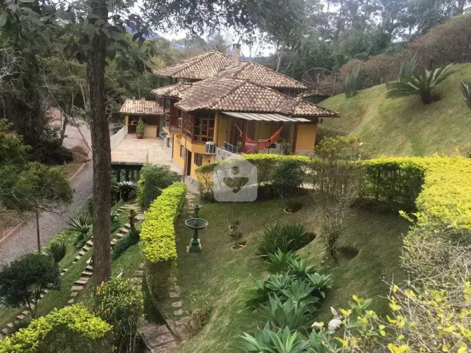 Casa para venda com 3 quartos, 2137m² - Itaipava - Petrópolis/RJ