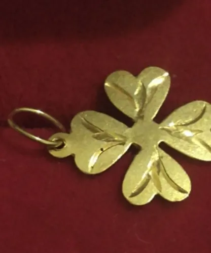Pingente trevo em ouro 18k monte carlo