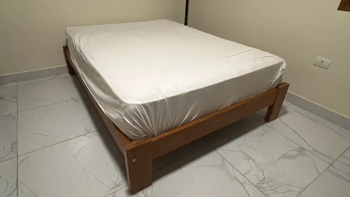 Cama de casal em madeira maciça