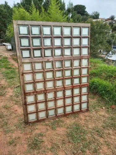 Vendo divisória de madeira e vidro