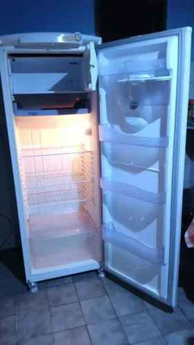 Geladeira Consul 380Lts gelo seco automático, seminova, gelando muito bem R$950,00 urg