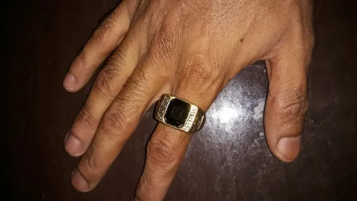 Anel Dourado com Pedra Preta
