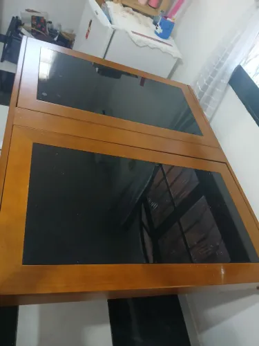 Mesa de jantar versátil de madeira