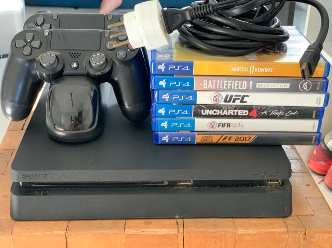 Vendo PS4 com jogos 