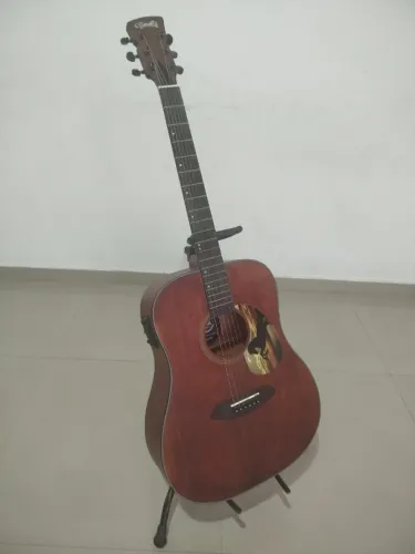Violão eletroacústico tampo sólido / maciço