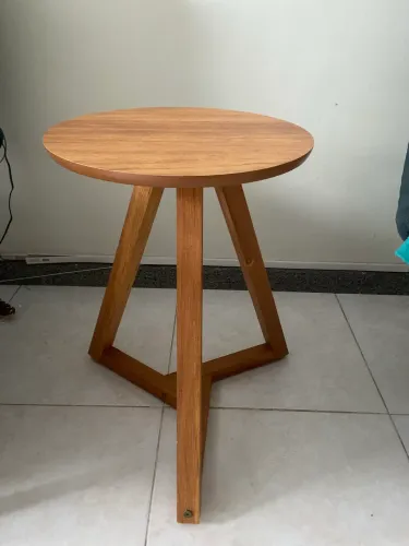 Mesa pequena de madeira