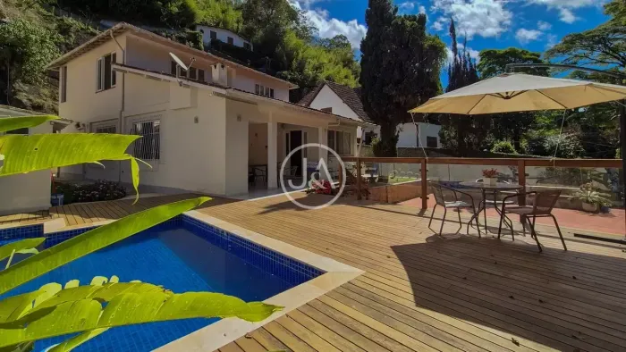Casa para venda com 6 quartos, 1842m² - Mosela - Petrópolis/RJ