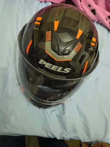 Capacete articulado com óculos
