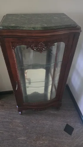 Estante antiga com tampo de granito verde