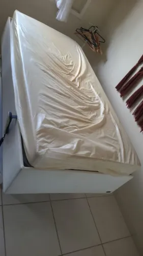 Vende- se cama hospitalar  motorizada + colchão 