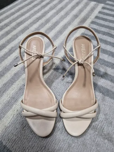 Vendo Sandália Arezzo 