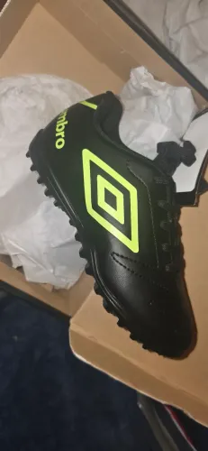 Chuteira Umbro Society tamanho 30