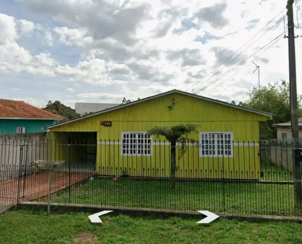 Cozinha de material, restante do imóvel todo de madeira