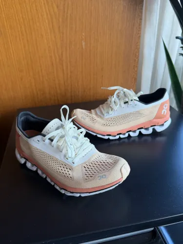 Tênis On Running: CLOUDBOOM ECHO. Tamanho 35, nunca usado