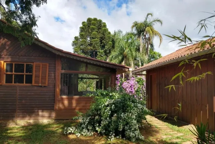 Casa mista de madeira-alvenaria em área rural