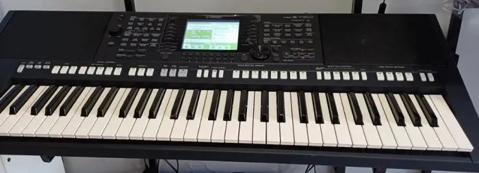 Teclado Yamaha psr s 750 sampleado.