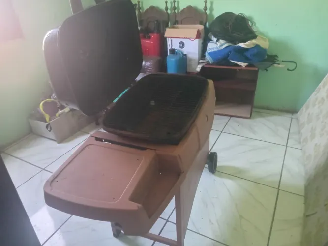 Vendo uma churrasqueira em bom estado