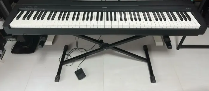 Piano Digital Yamaha P-45 ? 88 Teclas com Ação de Martelo