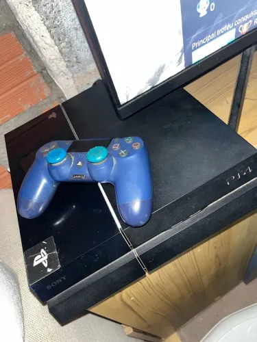 PS4 FAT 500gb semi novo mas com boas condições