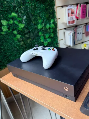 Xbox One X 1TB - 1 Controle e 1 Jogo (Loja Física)