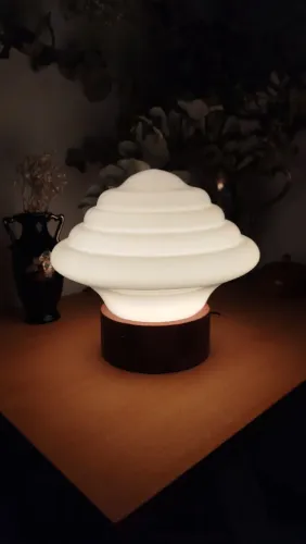 Luminária com rara cúpula de opalina branca e base de madeira torneada, segmentada