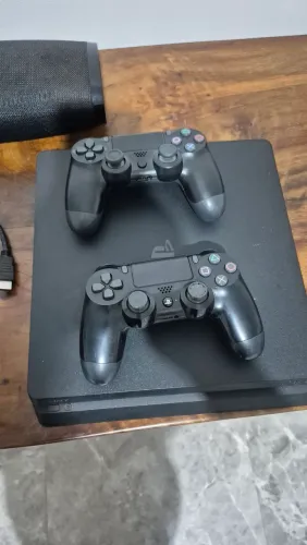 PS4 slim 500GB, com 2 controles