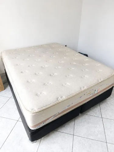 Cama casal Herval Queen com colchão molas ensacadas