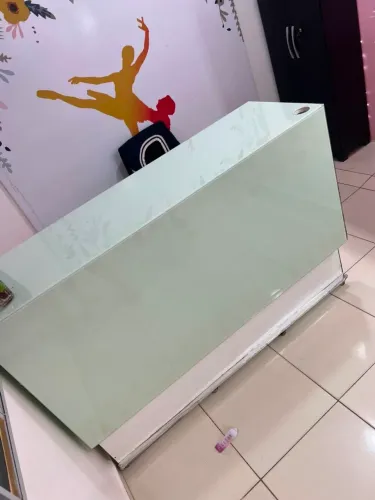 Vende-se balcão em bom estado, ótimo para lojas escritórios. Contato via ZAP *