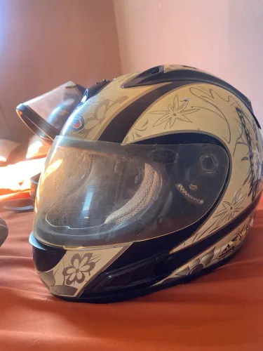 Capacete com marcas de uso