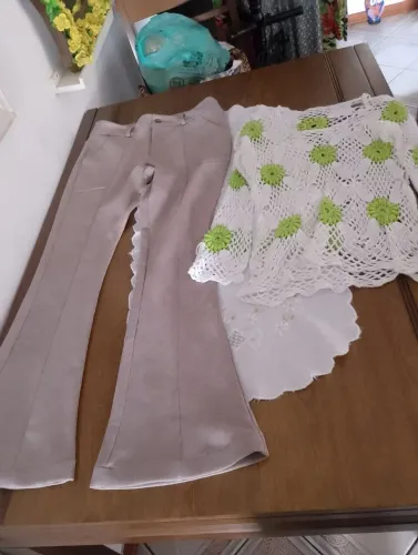 Calça feminina e blusa de crochê 