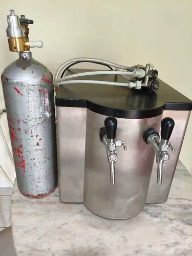 Vende-se Chopeira Gel Chopp 4VL 2 torneiras 80 litros / Hora