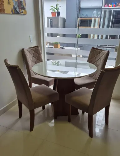 Mesa de Jantar Redonda com Tampo de Vidro + 4 Cadeiras Estofadas