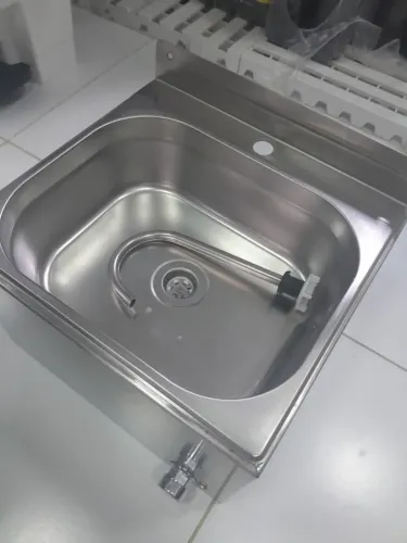 Lavatório para as mãos, cuba em inox com acionamento.