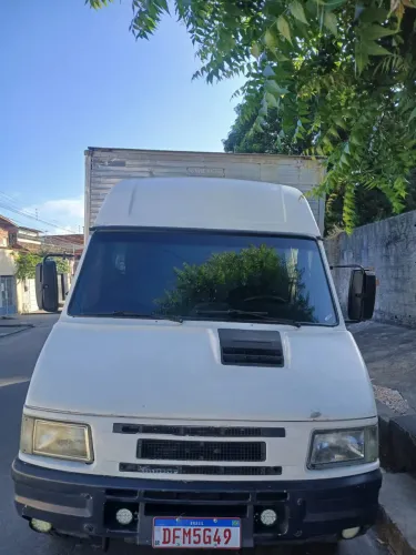 Vendo caminhão baú Iveco
