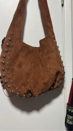 Bolsa em camurça com tarrachas na cor marrom